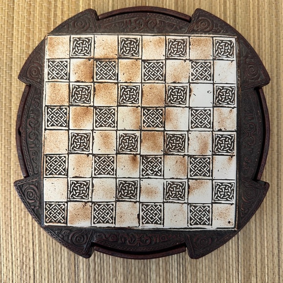 Isle of Lewis Chess Set Compact 8.5” Resin Chess Cabinet and Chessmen Brown UK - Picture 1 of 12